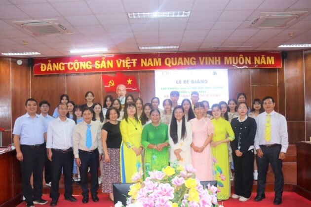 Bế giảng “Lớp chuyên sâu về Dệt may thời trang” theo chương trình hợp tác với doanh nghiệp và đối tác quốc tế